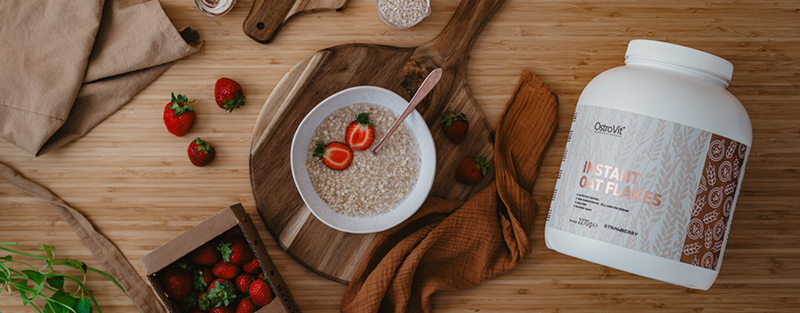 OstroVit Instant Oat Flakes truskawkowy: owsianka w misce i worek 2270 g
