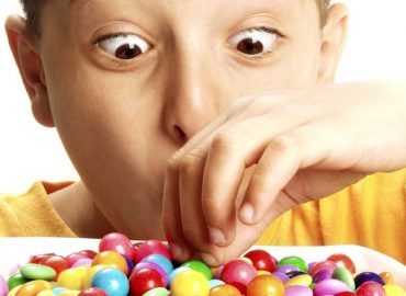 Dlaczego nie warto pocieszać i nagradzać dzieci słodyczami?