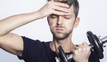 Jak stres społeczny odbija się na ruchach i postawie ludzi?