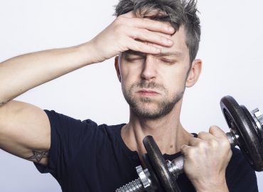 Jak stres społeczny odbija się na ruchach i postawie ludzi?