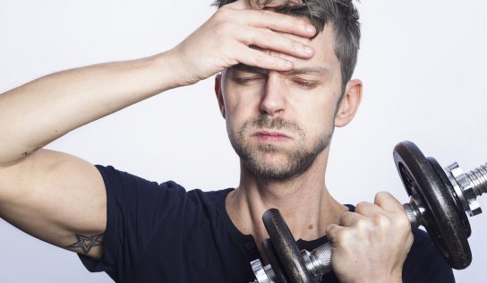 Jak stres społeczny odbija się na ruchach i postawie ludzi?